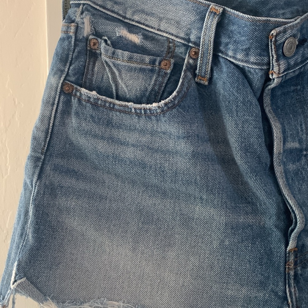 Distressed 501 Levi’s Shorts - Picture 2 of 5